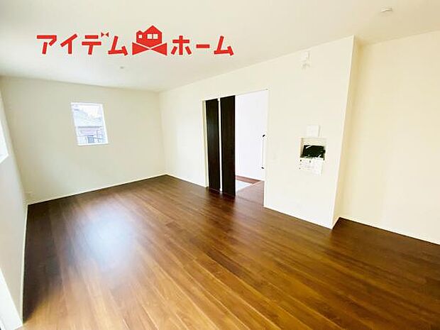 リビング 南向きのため明るい陽射しが射し込みます♪