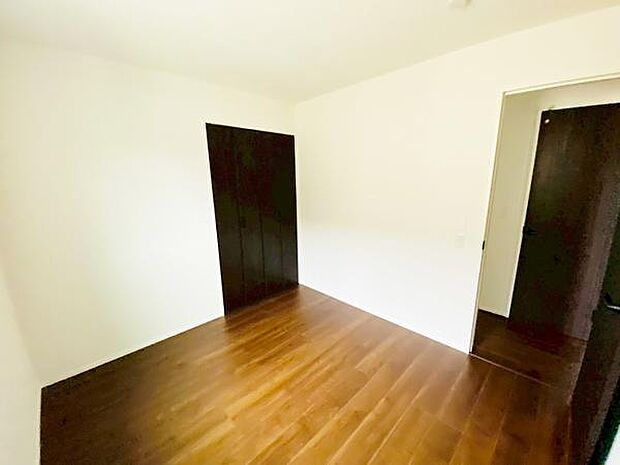 洋室 明るい洋室ではのんびりとお過ごしできます☆