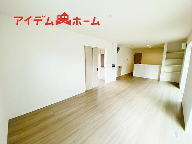 リビング 南向きのため明るい陽射しが射し込みます♪