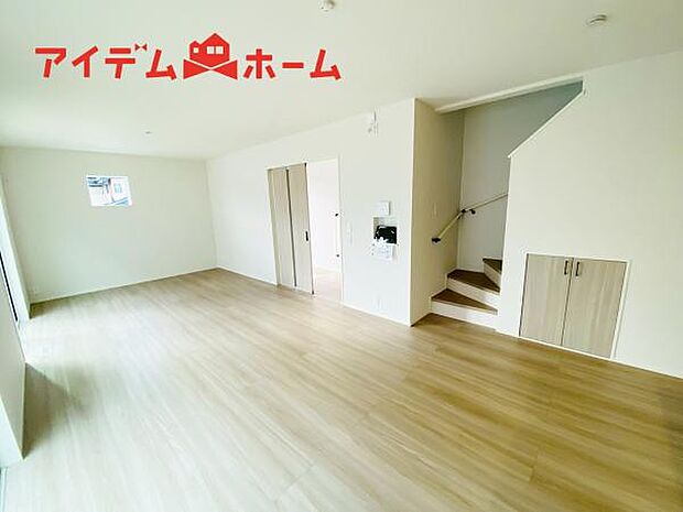 リビング 南向きのため明るい陽射しが射し込みます♪