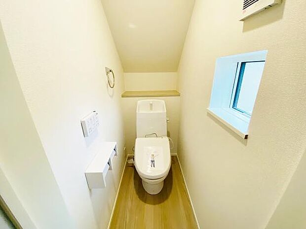 トイレ トイレには快適な温水洗浄便座付き  