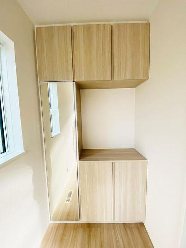 玄関収納 玄関横にシューズボックスがついているので、片付いた玄関がキープできます 