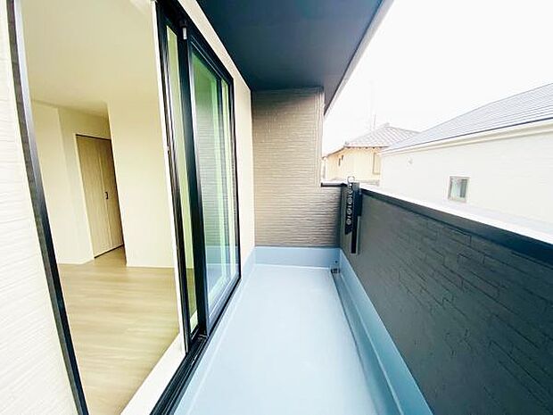 バルコニー 広々としたバルコニーには洗濯物もたくさん干せます 