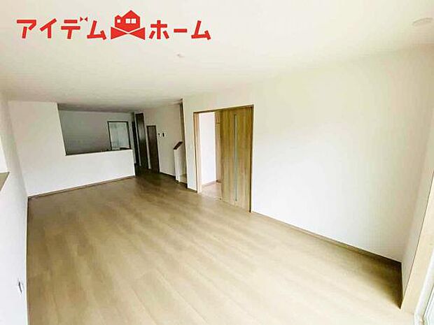 リビング 南向きのため明るい陽射しが射し込みます♪ 