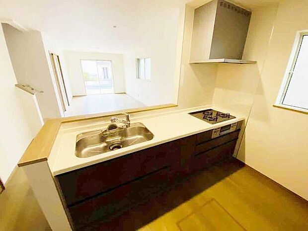 キッチン ダイニングに面した対面式キッチンでは、できたてのお料理がすぐテーブルに出せます