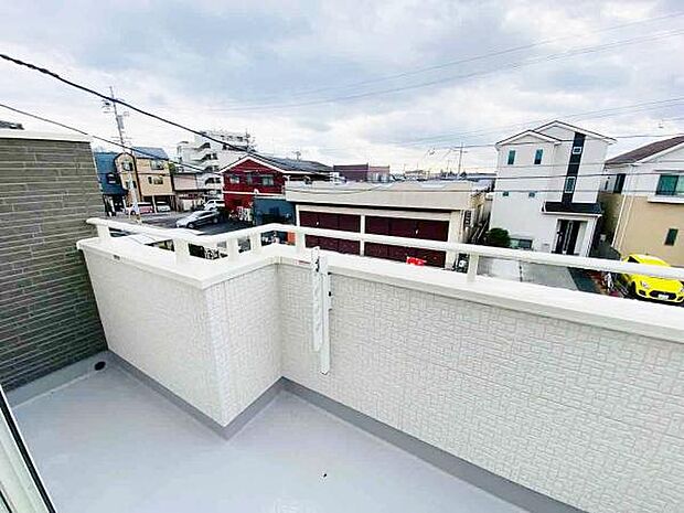 バルコニー 広々としたバルコニーには洗濯物もたくさん干せます 