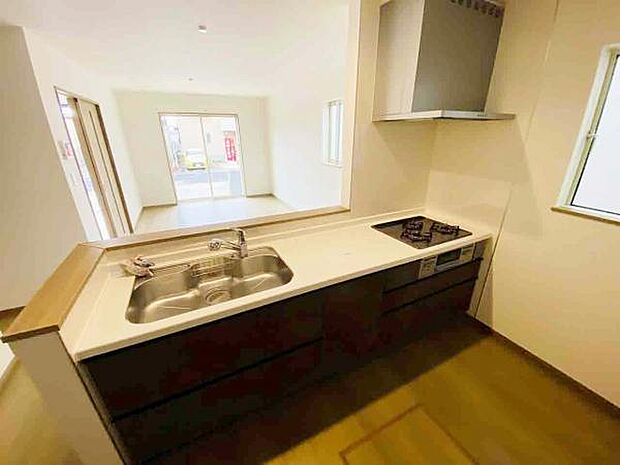 キッチン ダイニングに面した対面式キッチンでは、できたてのお料理がすぐテーブルに出せます