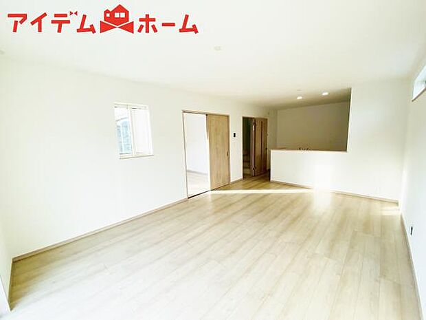 リビング 南向きのため明るい陽射しが射し込みます♪