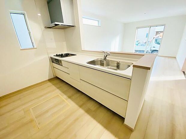 キッチン ダイニングに面した対面式キッチンでは、できたてのお料理がすぐテーブルに出せます 