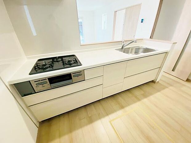 キッチン ダイニングに面した対面式キッチンでは、できたてのお料理がすぐテーブルに出せます 