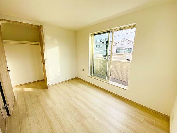 洋室 明るい洋室ではのんびりとお過ごしできます☆