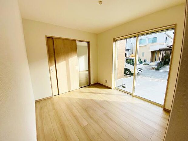 洋室 明るい洋室ではのんびりとお過ごしできます☆