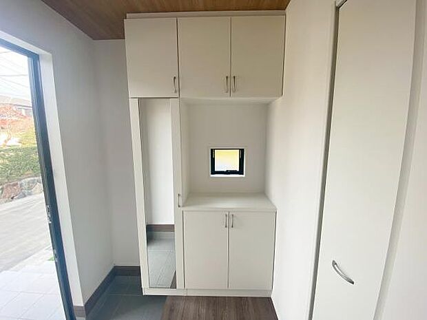 玄関収納 玄関横にシューズボックスがついているので、片付いた玄関がキープできます 