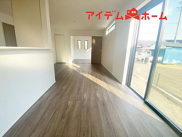 リビング 南向きのため明るい陽射しが射し込みます♪