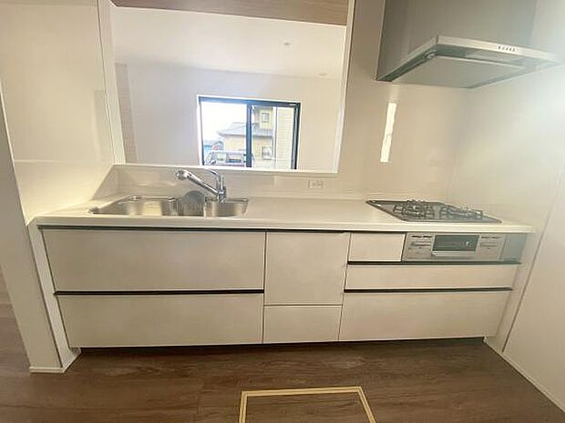 キッチン ダイニングに面した対面式キッチンでは、できたてのお料理がすぐテーブルに出せます