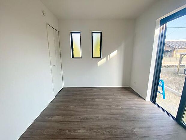 洋室 明るい洋室ではのんびりとお過ごしできます☆ 