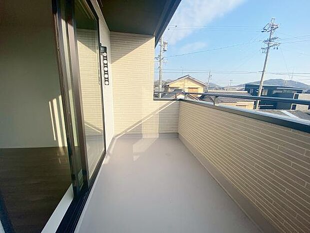 バルコニー 広々としたバルコニーには洗濯物もたくさん干せます!