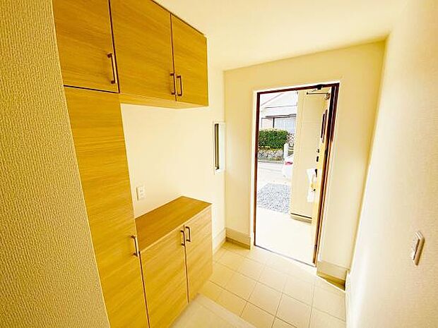 玄関収納 玄関横にシューズボックスがついているので、片付いた玄関がキープできます 