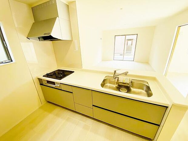 キッチン ダイニングに面した対面式キッチンでは、できたてのお料理がすぐテーブルに出せます 