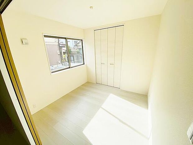 洋室 明るい洋室ではのんびりとお過ごしできます☆ 