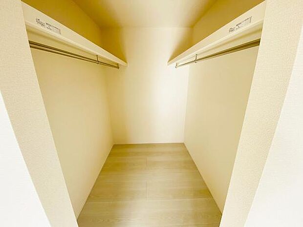 スーツケースなど大きなものからバッグや帽子など小物類も保管できます。