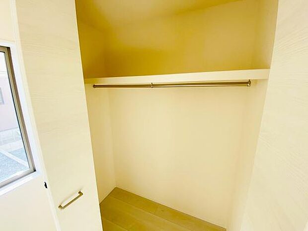 スーツケースなど大きなものからバッグや帽子など小物類も保管できます。 