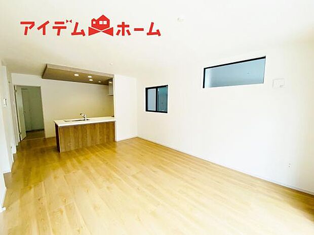 リビング 南向きのため明るい陽射しが射し込みます♪