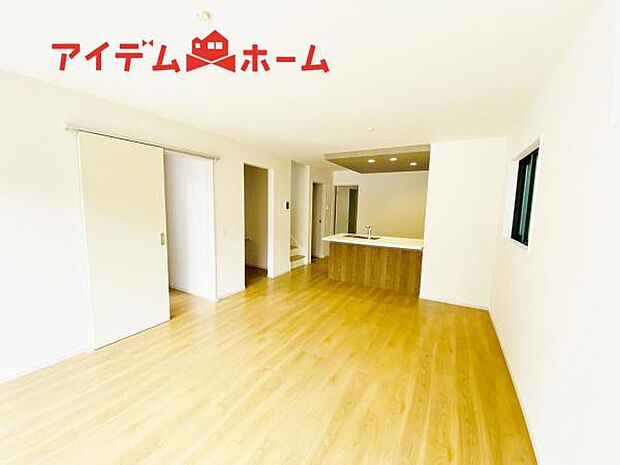 リビング 南向きのため明るい陽射しが射し込みます♪