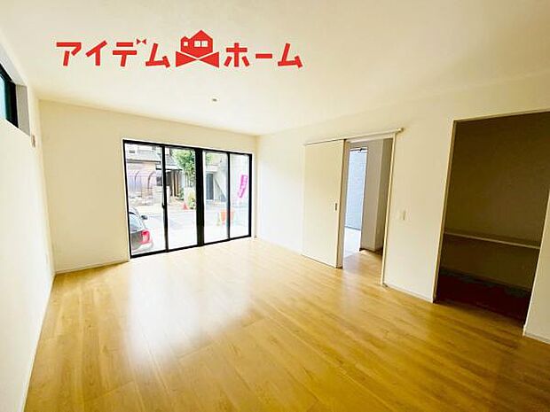 リビング 南向きのため明るい陽射しが射し込みます♪