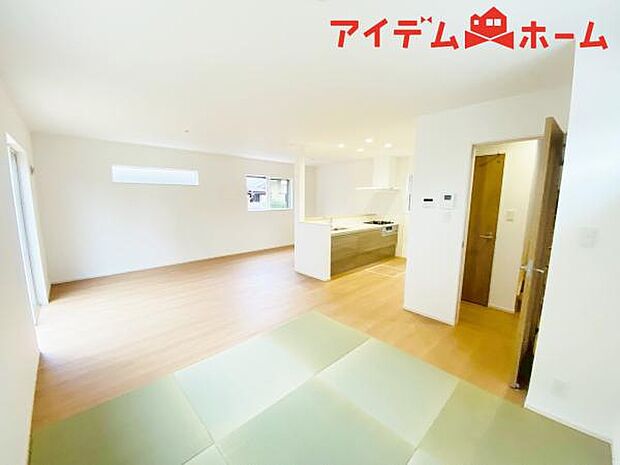 リビング 南向きのため明るい陽射しが射し込みます♪ 