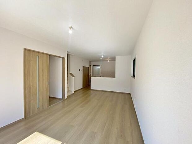 リビング 南向きのため明るい陽射しが射し込みます♪