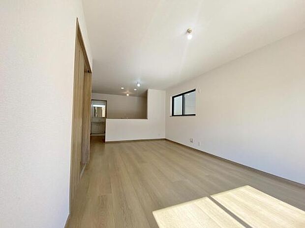 リビング 南向きのため明るい陽射しが射し込みます♪