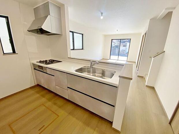 キッチン ダイニングに面した対面式キッチンでは、できたてのお料理がすぐテーブルに出せます