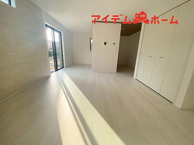 リビング 南向きのため明るい陽射しが射し込みます♪