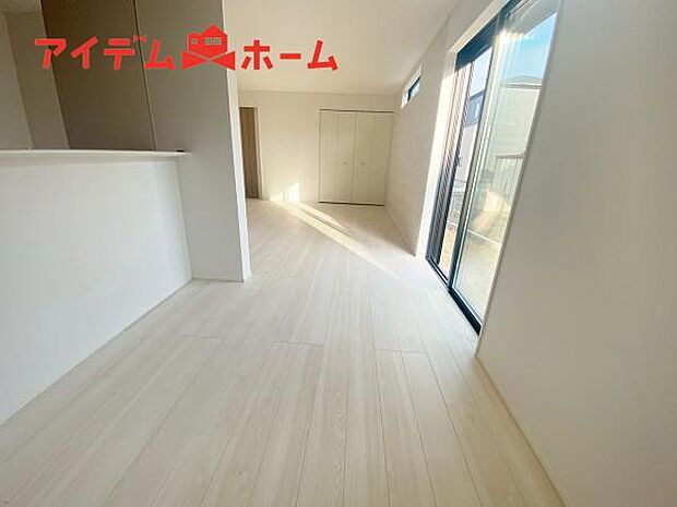 リビング 南向きのため明るい陽射しが射し込みます♪ 