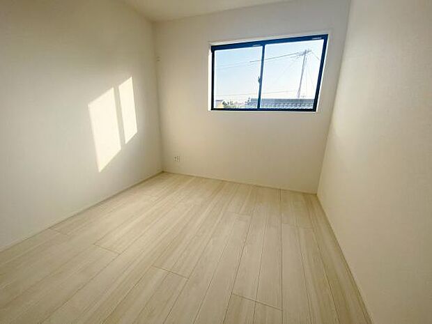 洋室 明るい洋室ではのんびりとお過ごしできます☆ 