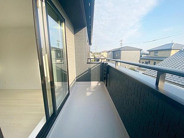 バルコニー 広々としたバルコニーには洗濯物もたくさん干せます!