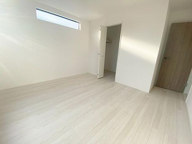 洋室 明るい洋室ではのんびりとお過ごしできます☆ 