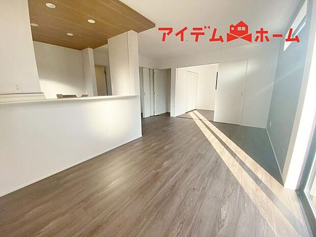 リビング 南向きのため明るい陽射しが射し込みます♪ 