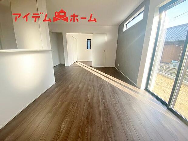 リビング 南向きのため明るい陽射しが射し込みます♪