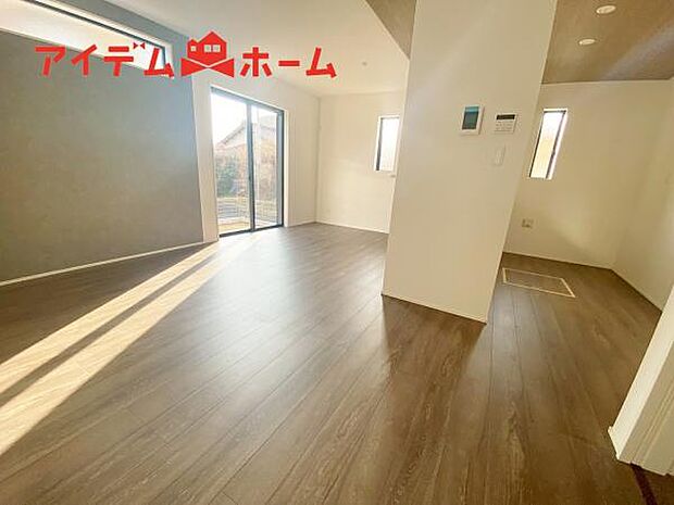 リビング 南向きのため明るい陽射しが射し込みます♪