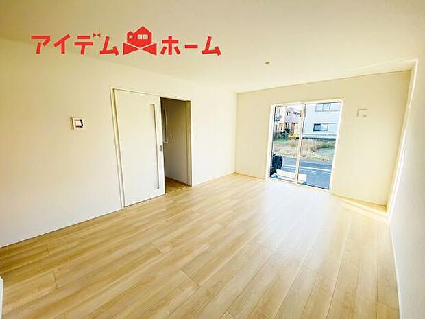 リビング 南向きのため明るい陽射しが射し込みます♪ 