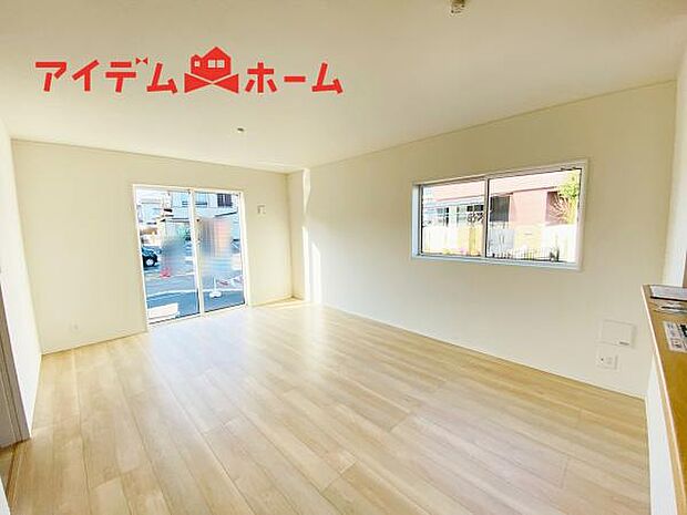 リビング 南向きのため明るい陽射しが射し込みます♪ 