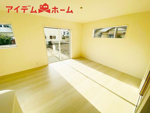 リビング 南向きのため明るい陽射しが射し込みます♪ 