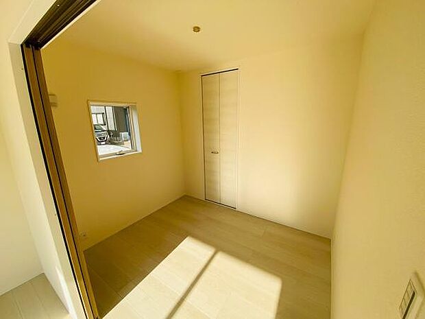 洋室 明るい洋室ではのんびりとお過ごしできます☆