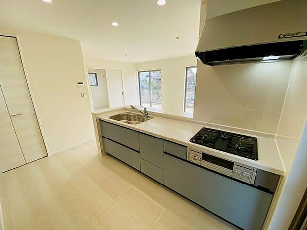 キッチン ダイニングに面した対面式キッチンでは、できたてのお料理がすぐテーブルに出せます