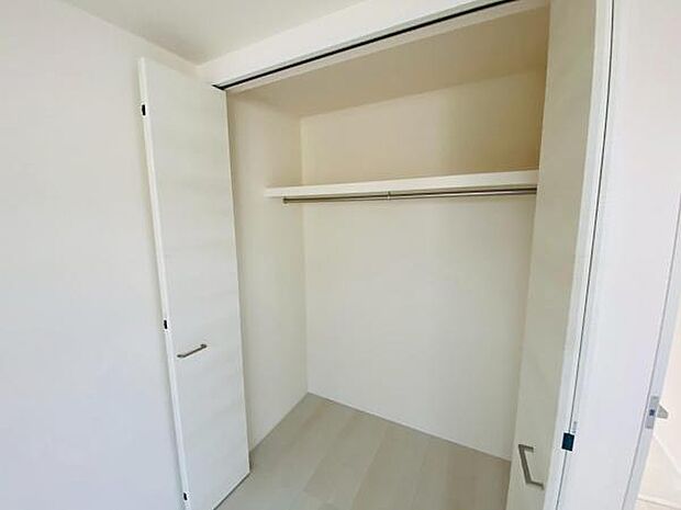 大切な衣類を収納できる大型クローゼット 