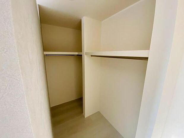 スーツケースなど大きなものからバッグや帽子など小物類も保管できます。