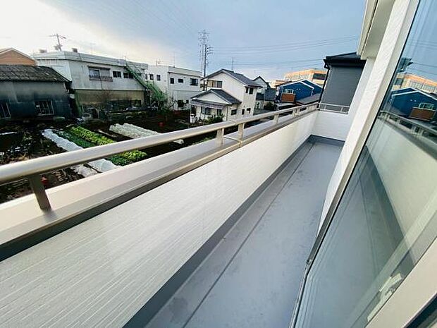 バルコニー 広々としたバルコニーには洗濯物もたくさん干せます 