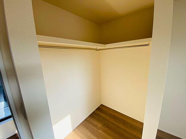 スーツケースなど大きなものからバッグや帽子など小物類も保管できます。  